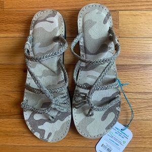 NWT Vines Islandwear Slides size 9
